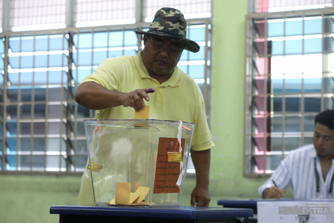 A man casts his vote at the voting centre at SJK(C) Selayang Baru. – NOOREEZA HASHIM/The Vibes pic, August 12, 2023