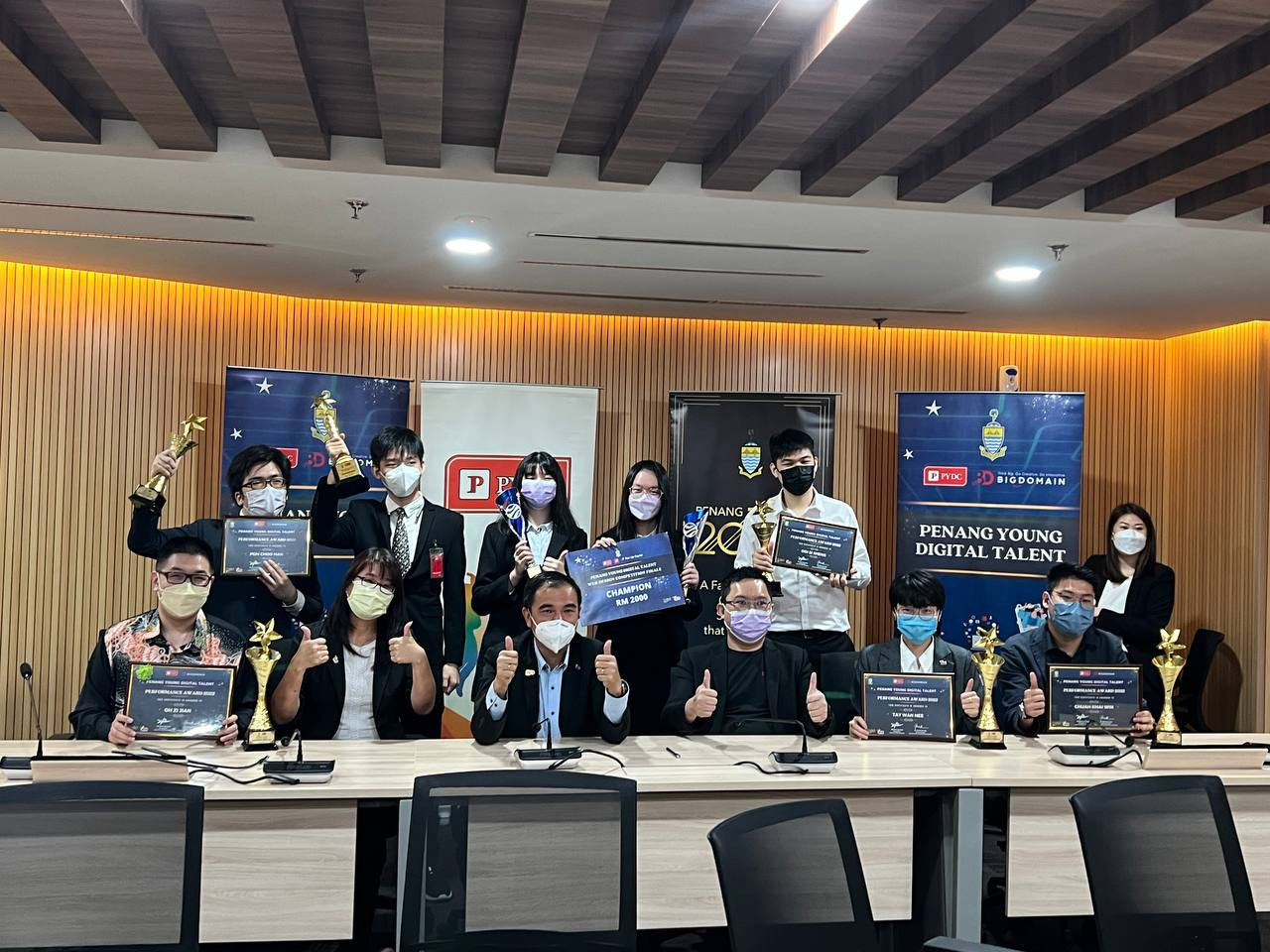 Penang Youth and Sports exco Soon Lip Chee (seated third from left) with the Penang Youth Development Corporation’s digital talents empowerment programme participants. IAN MCINTYRE/– The Vibes pic, January 22, 2022