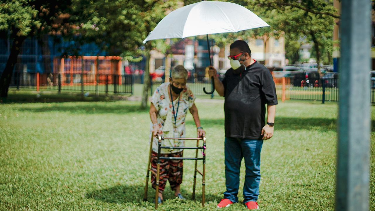 PETRA Vision Works chief executive Datuk Afdlin Shauki says Yayasan Afdlin Shauki does not overlook the elderly in Air Panas in giving help during this festive season. – Pic courtesy of Anne Abdul and Marcella Biddulph, January 30, 2022
