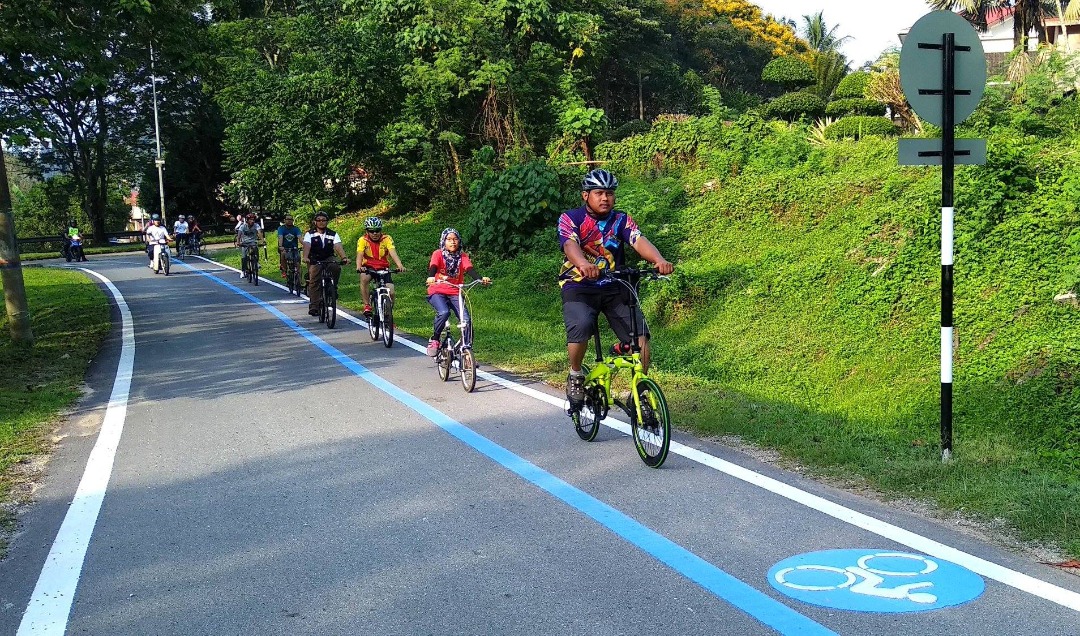 A blue lane for bicycles that shares the space of an existing traffic lane at Taman Melawati, Gombak, Selangor. – Pic courtesy of Shahrim Tamrin, April 28, 2022
