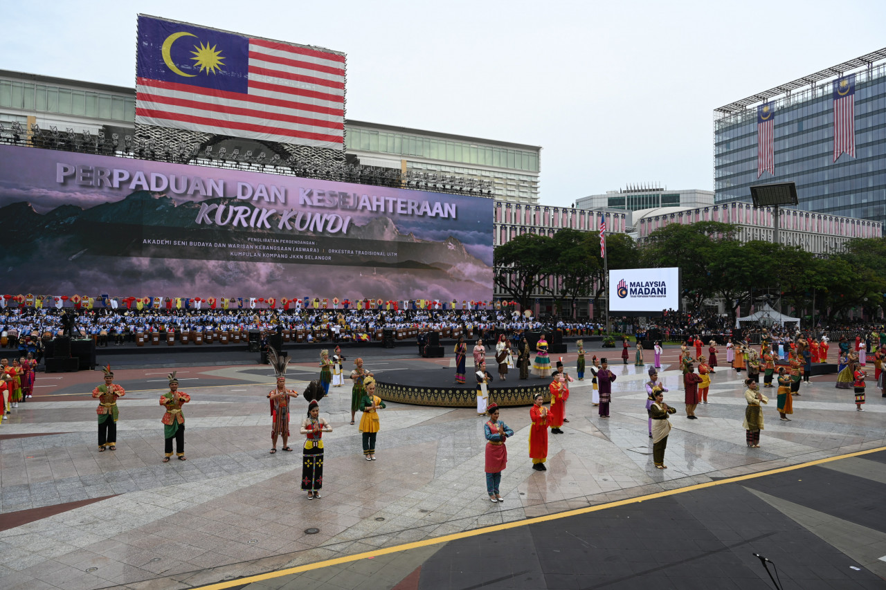A cultural performance delights the crowd at Dataran Putrajaya. – Information Department pic, August 31, 2023