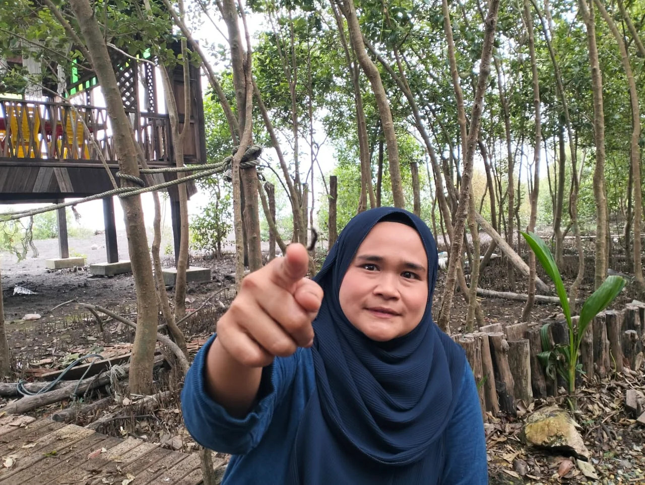 Villager Zalilah Had says the caterpillars are growing in number and causing the mangrove trees to wither. – Getaran pic by Rafisqi Radhi, November 24, 2023.