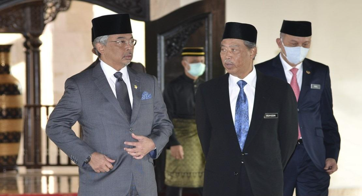 While doing so politely, Tan Sri Muhyiddin Yassin (right) and his government are still defying the king (left) on His Majesty’s wishes for Parliament to resume sittings.   – Bernama pic, June 19, 2021