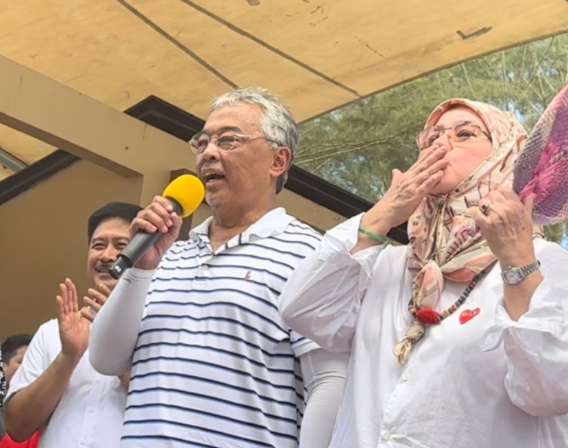 The royal duo have been willing to set aside protocols to mingle with crowds, hold impromptu discussions, and even sing on stage, as they had shown in their stop at the scenic Pantai Bungai while passing the Bekenu district en route to Bintulu town. – Sarawak Public Communications Unit pic, September 11, 2023