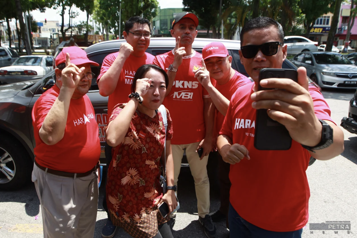Despite his fame, Altimet (centre) is cautious to ensure his family’s privacy is not disrupted. He wants to stick with the stand of not sharing about them in public. He added that he made the decision to prevent any untoward incidents from happening to his family members. – AZLAN HADI ABU BAKAR/The Vibes pic, August 9, 2023