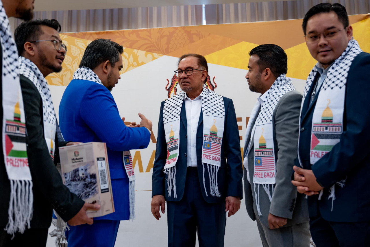 Datuk Seri Anwar Ibrahim (centre) has announced a RM10 million aid package for Palestine, underlining Malaysia’s commitment to providing humanitarian assistance to the Palestinian people. – Anwar Ibrahim Facebook pic, October 18, 2023