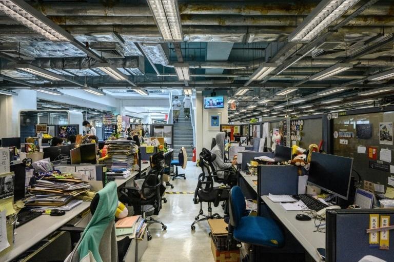 More than 500 officers raided the Apple Daily’s newsroom yesterday in an operation authorities said was sparked by articles that allegedly appealed for sanctions against China. – AFP pic, June 18, 2021