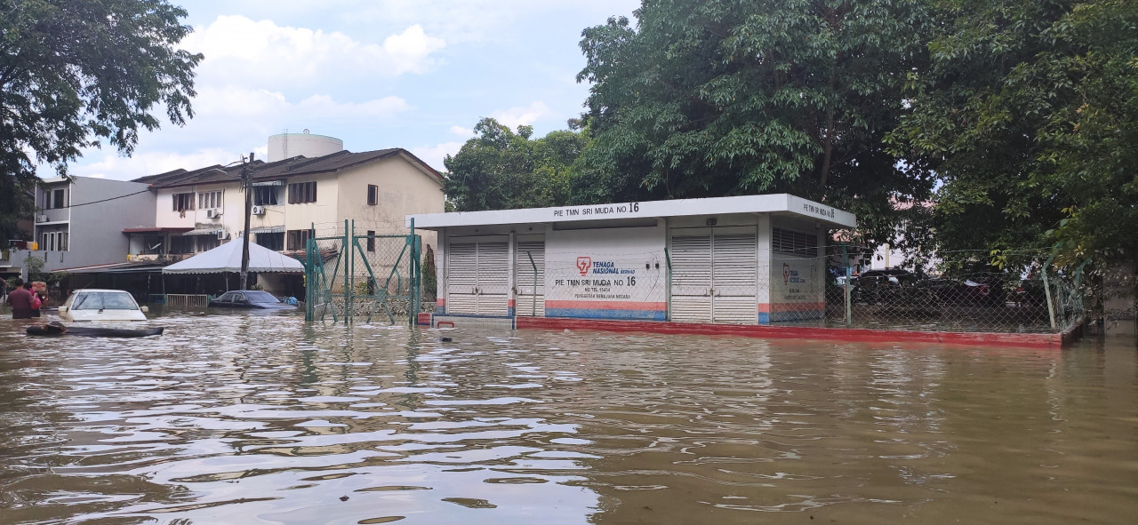 As of 5pm today, there are Taman Sri Muda residents still sheltering on their second floors. – ARJUN MOHANAKRISHNAN/The Vibes pic, December 20, 2021