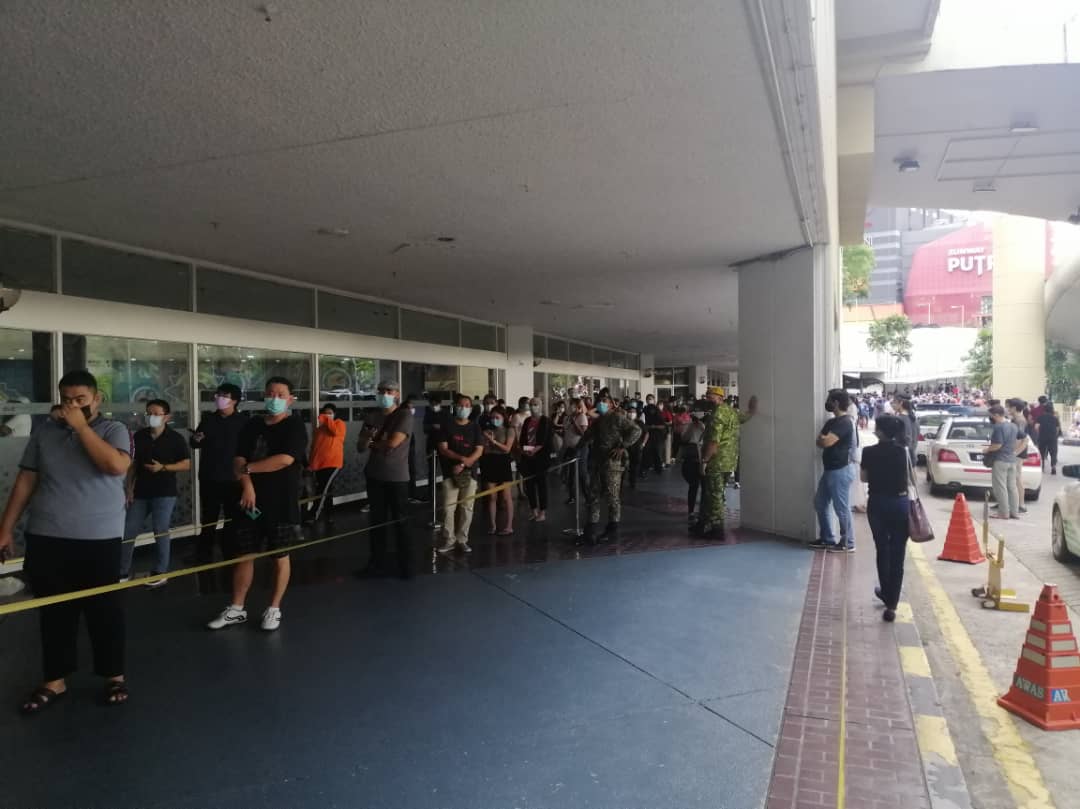 Police are at the AstraZeneca vaccination centre in WTC KL, as queues snake around the complex in the capital. – AZIM IDRIS/The Vibes pic, May 15, 2021