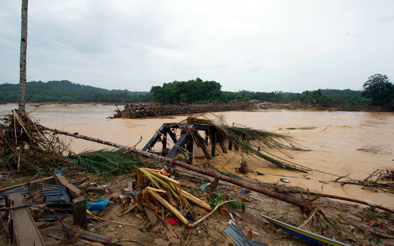 Faced with the monumental task of cleaning up the aftermath of this year's floods, residents can't help but to be reminded of the disaster that ripped through the state in 2014, dubbed Bah Kuning. – Bernama pic, December 27, 2021
