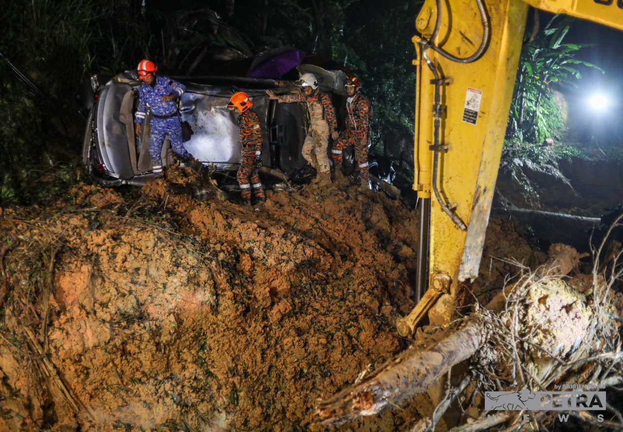 Selangor Fire and Rescue Department assistant director of operations Hafisham Mohd Noor says the search-and-rescue operation today involves a total of 91 personnel, assisted by nine dogs from the K9 unit and nine excavators. – SAIRIEN NAFIS/The Vibes pic, December 24, 2022
