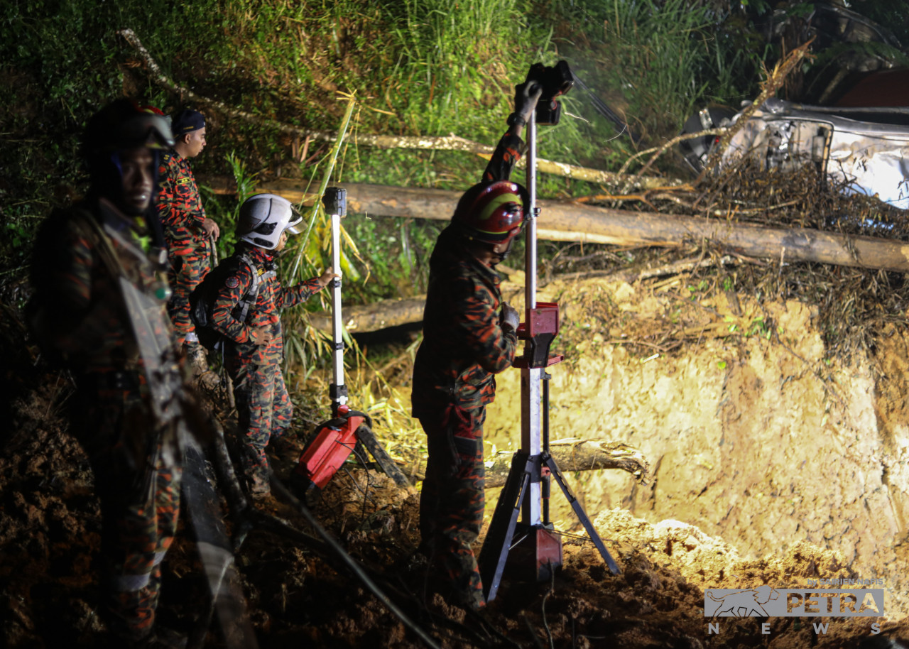 The search-and-rescue operation, which has seen digging works reach over 70%, was suspended temporarily at 5.30pm due to heavy rain before it resumes at 8.30pm. – SAIRIEN NAFIS/The Vibes pic, December 24, 2022