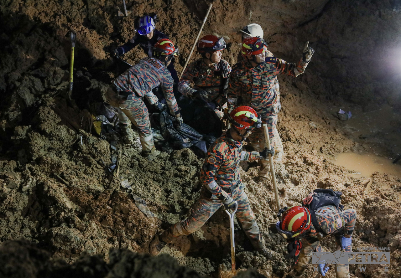 Batang Kali landslide rescuers place the body of the tragedy’s 25th victim in a body bag. The body of the young girl was found buried 16m in the mud. – SAIRIEN NAFIS/The Vibes pic, December 21, 2022
