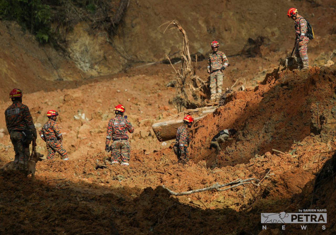 Pictured here is the search-and-rescue team at around 5pm today. The personnel involved in the operation are not taking a break from their efforts. – SAIRIEN NAFIS/The Vibes pic, December 23, 2022