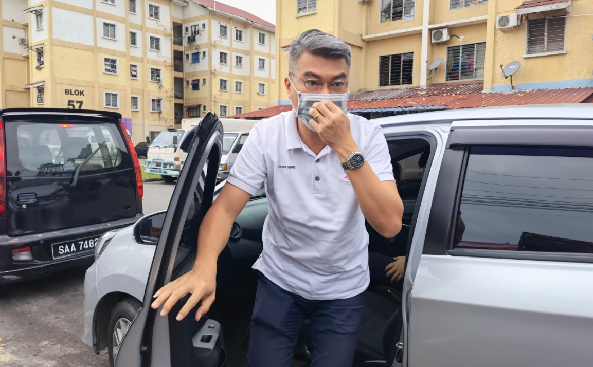Elopura assemblyman Calvin Chong says the issue of children begging for money in Midtown, Sandakan needs a swift resolution. – Sandakan Kini Viral Facebook pic, May 29, 2021