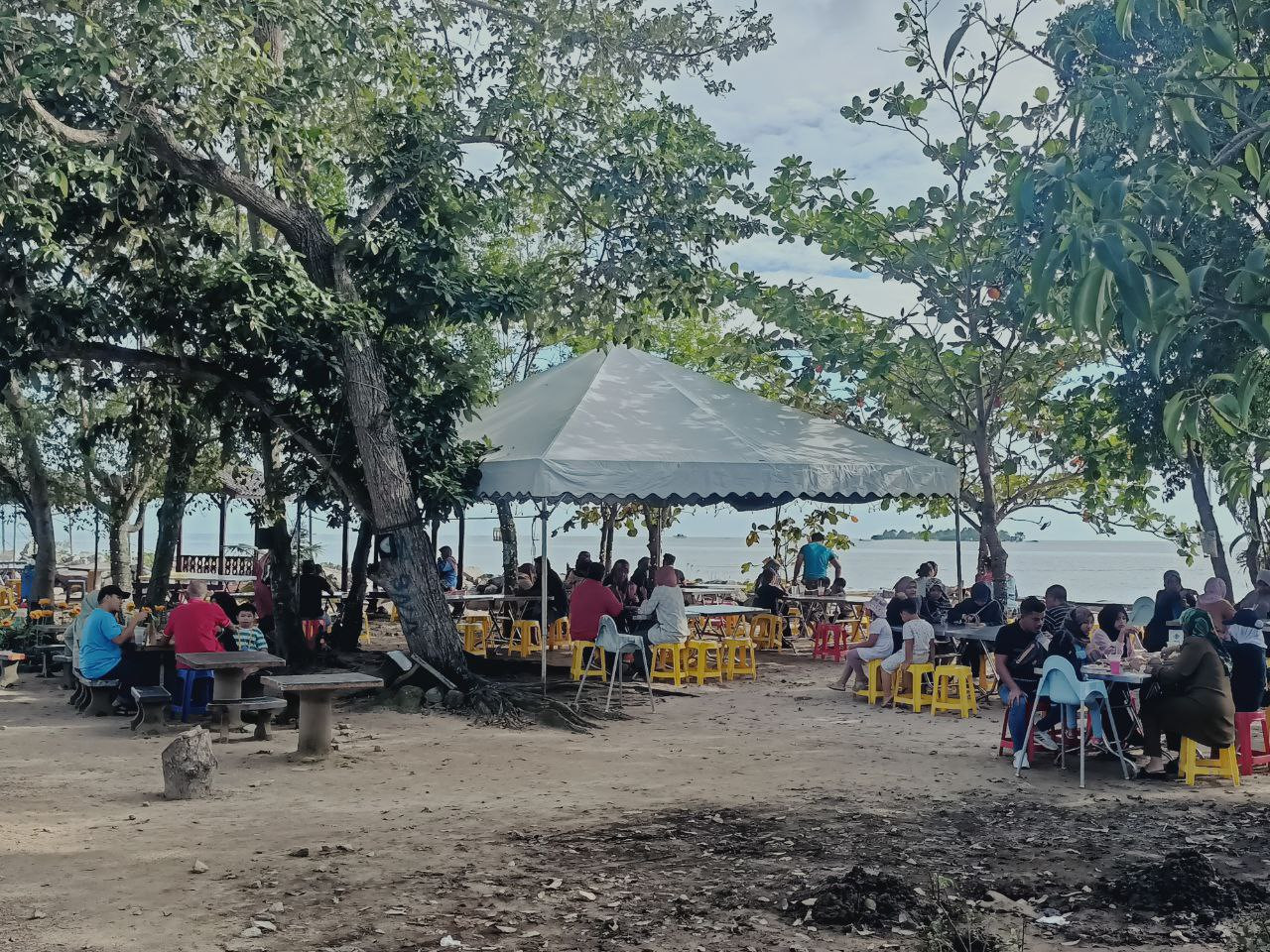 In the late afternoons, Pantai Siring is often crowded with families who enjoy the natural ambience and breeze, as well as the food stalls in the nearby area. The shady picnic spots and refreshment stalls are another big attraction at the beach. – KIRTIGHA PANNEE SELVAN/The Vibes, December 19, 2022