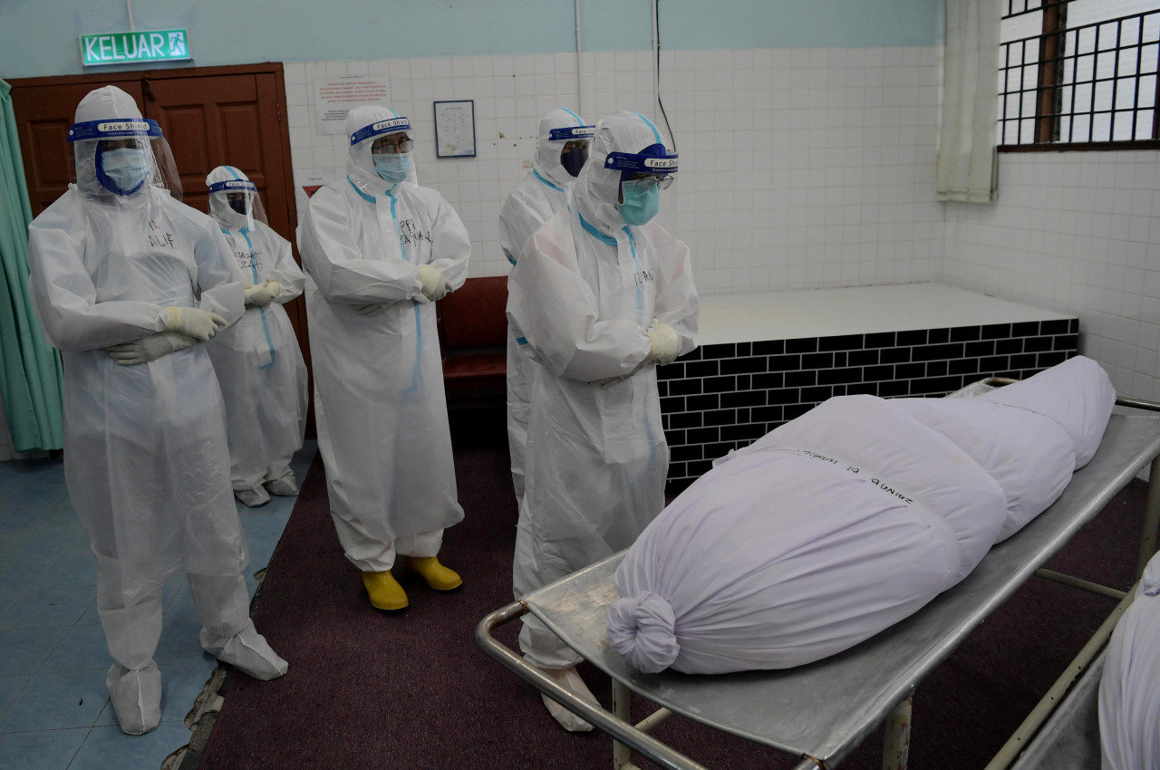 Guidelines for handling bodies of Covid-19 deaths prohibit loved ones from contact with the corpse and only one person is allowed to identify the body, but must be 1m away. – Bernama pic, July 22, 2021
