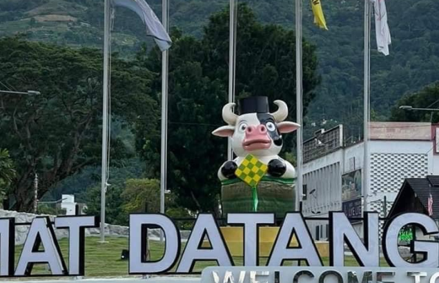 The mascot of the cow at the Ayer Itam roundabout decked out with a songkok and ketupat before they were removed. – SOFIA NASIR/The Vibes pic, May 11, 2021