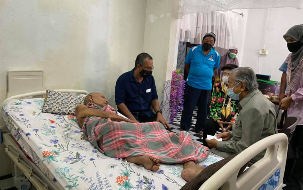 Tun Dr Mahathir Mohamad (right) says many in his Langkawi constituency are suffering from mismanagement of the Covid-19 pandemic. – Dr Mahathir Mohamad Facebook pic, July 8, 2021
