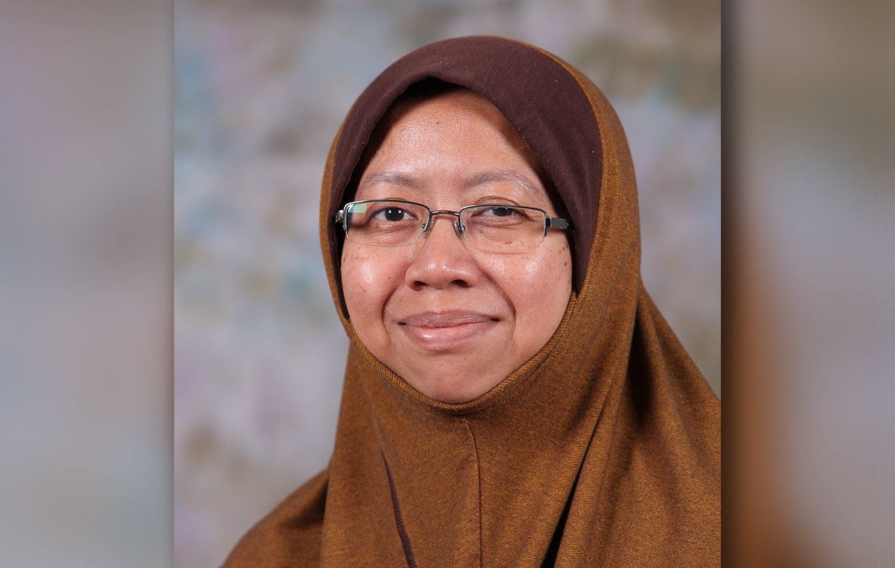 UPM Assoc Prof Dr Malina Osman says 40% of the population has to receive both Covid-19 vaccine doses before a decline in infections can be seen. – File pic, June 18, 2021