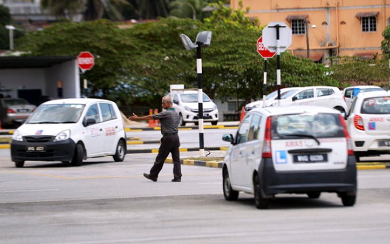 The syndicate offers significantly cheaper fees compared with those charged by legitimate driving schools. – Bernama pic, March 26, 2021
