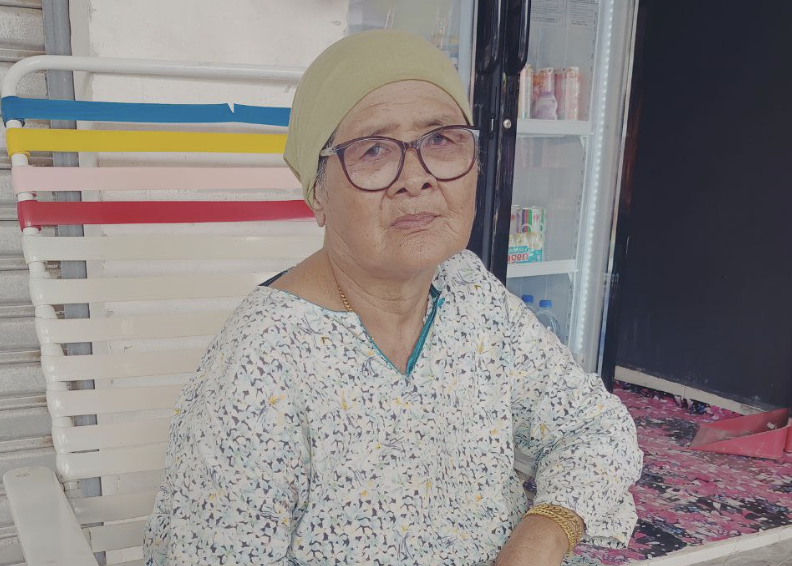 An elderly lady named Siti Fatimah, 67, who owns a store locally, says that she had heard that there were crocodiles on the beach before. However, there has not been much talk about the matter and people have started coming as usual, she adds. – KIRTIGHA PANNEE SELVAN/The Vibes, December 19, 2022