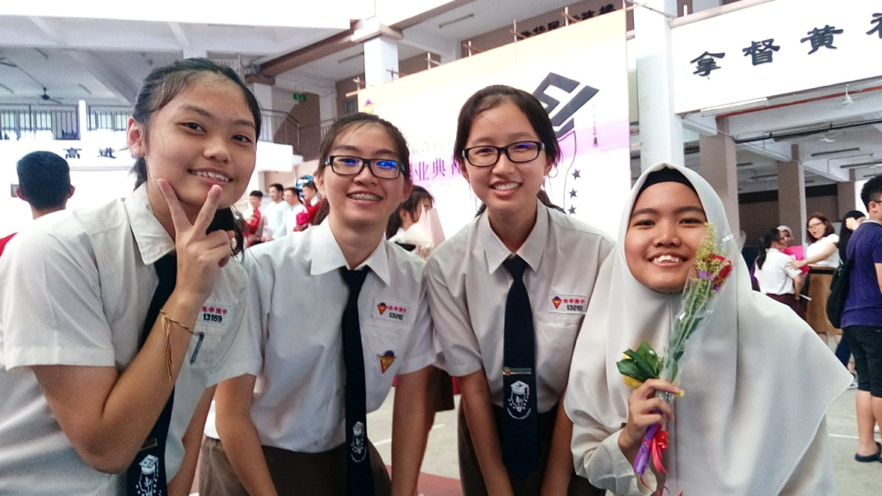 Farhana Juanda (right) with her former classmates. – The Vibes pic, October 9, 2021