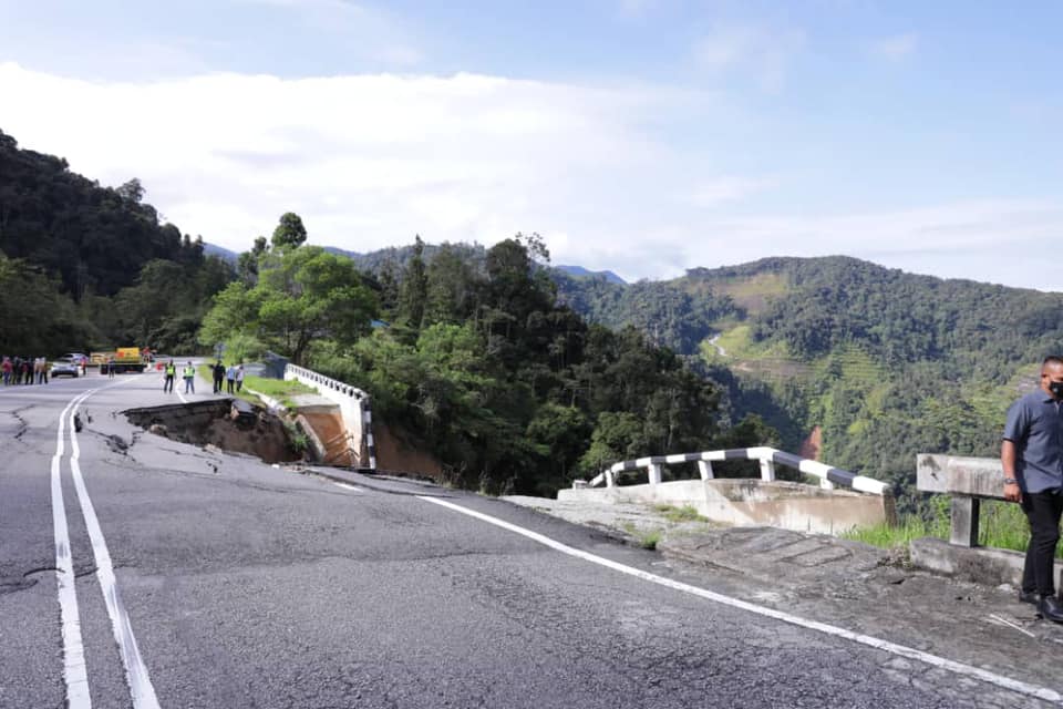 An alternative route has been opened at Federal Route 59 Jalan Tapah-Cameron Highlands to bypass the collapsed area along Federal Route 185. – Saarani Mohamad Facebook pic, September 19, 2021