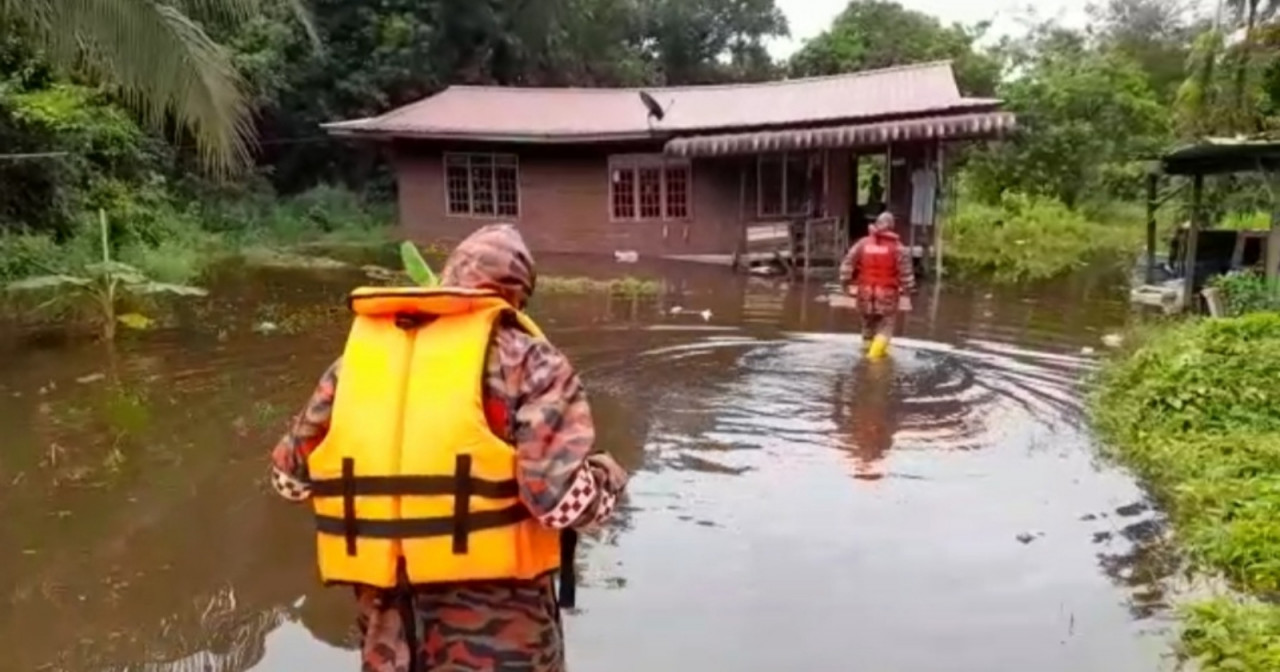The Sarawak Fire and Rescue Department reports that floodwaters are rising and flooding houses in Kg Seduan in Sibu. – The Vibes pic, January 12, 2022