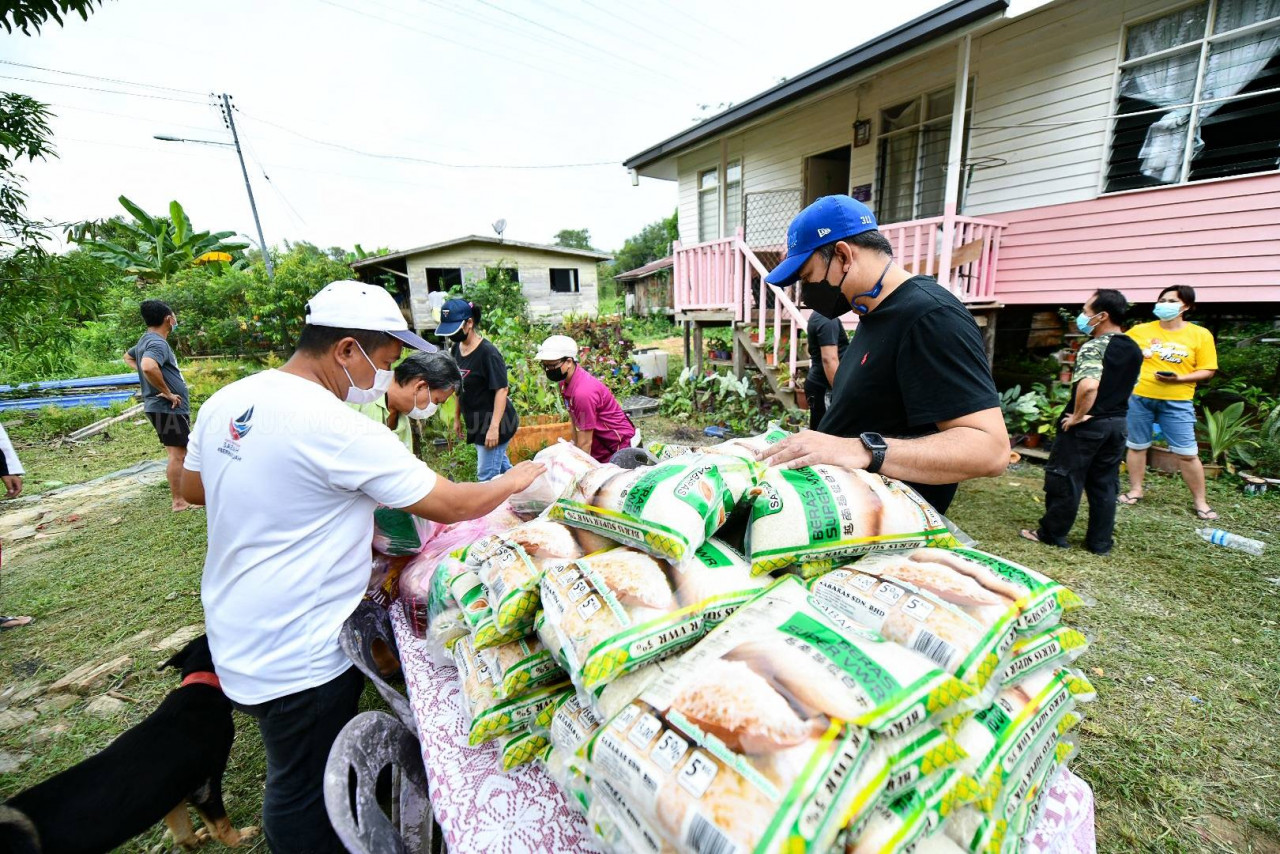 The former deputy home minister says his attempt to distribute food packs on June 19 to affected villagers in Kg Likas was stopped by Kota Kinabalu City Hall. – Mohd Azis Jamman Facebook pic, July 2, 2021