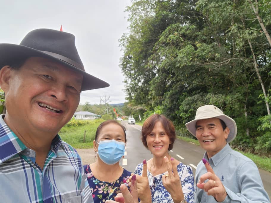Lawas PSB candidate Baru Bian cast his vote at 9.30am at SK Siang Siang under a slight drizzle this morning (from left: Baru Bian, his sister Serina, wife Ching Sieu and brother-in-law Roland). – JOSEPH MASILAMANY/The Vibes pic, November 19, 2022