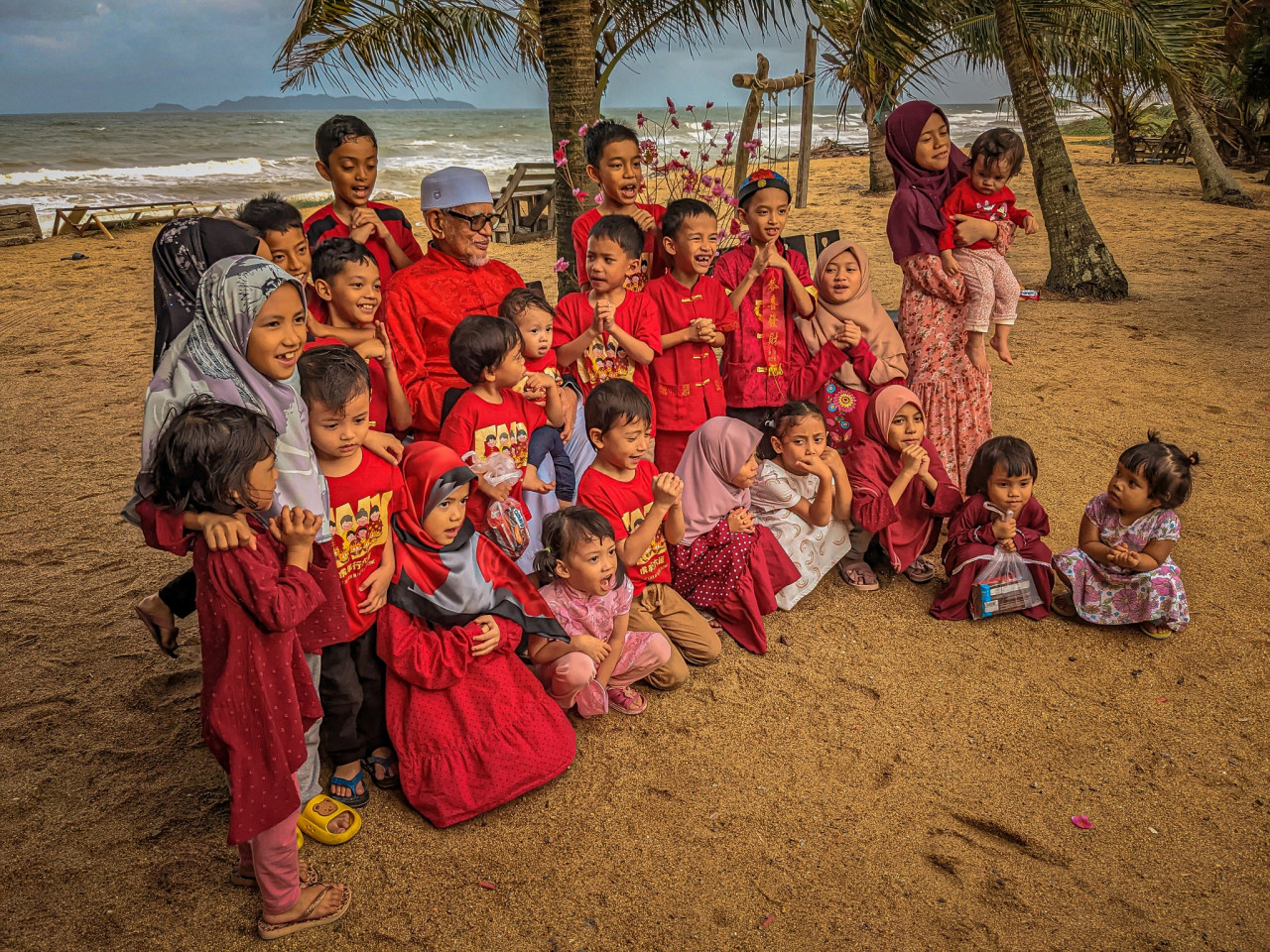 Tan Sri Abdul Hadi Awang has shared some pictures of his family dressed in all red for the Chinese New Year celebration yesterday on his Facebook page. Wishing everyone a happy Chinese New Year, he expresses his hope that the festivities will be a way to enhance bonds and strengthen unity among the multi-racial and multi-religious communities in Malaysia. – Hadi Awang Facebook pic, January 23, 2023