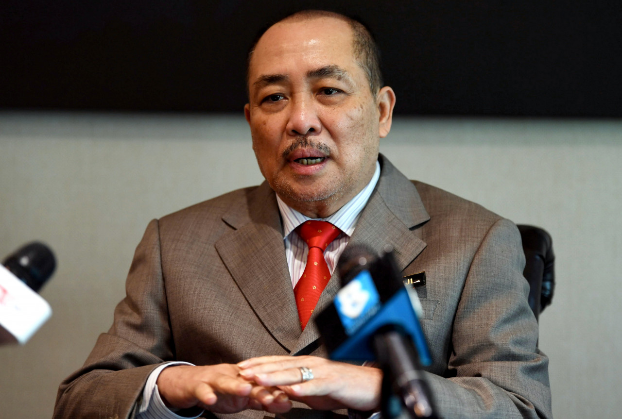 Datuk Junz Wong says Datuk Seri Hajiji Noor’s (pic) government must respond and explain the situation, or Warisan leaders will lodge a report with the Malaysian Anti-Corruption Commission. Wong adds that Warisan leaders are also studying legal grounds to sue the Water Department and the Gabungan Rakyat Sabah state government for financial losses incurred by Sabahans due to higher water tariffs. – Bernama pic, July 19, 2023