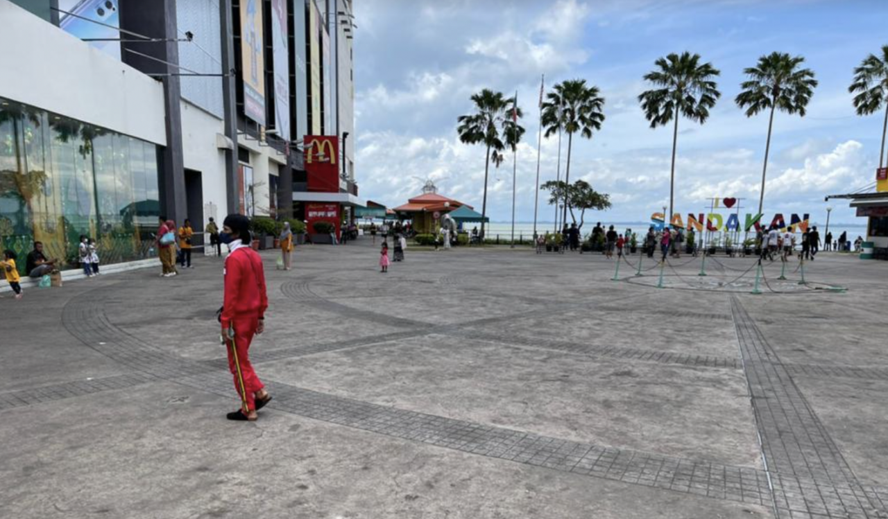  The Sandakan Municipal Council has cleaned up Harbour Square with the help of volunteers and Harbour Mall staffers. – Pic courtesy of Sandakan Municipal Council, May 7, 2022