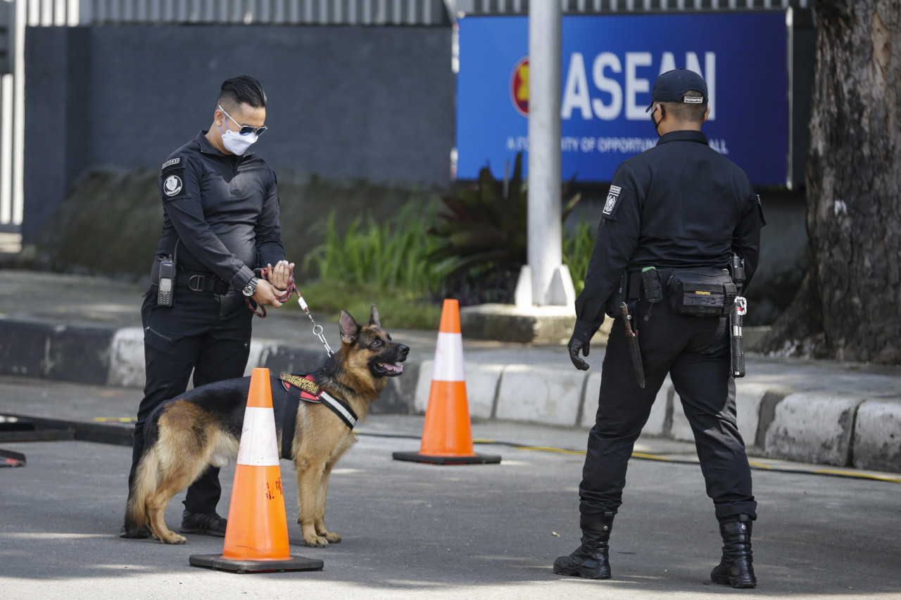 Members of the presidential security force standing guard at a check point in front of the Asean secretariat in Jakarta today. – EPA pic, April 24, 2021