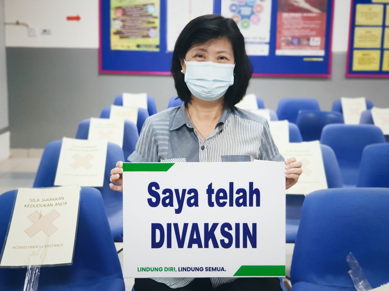 Bukit Assek rep Irene Chang holds a poster saying she has been vaccinated. Chang has challenged Telang Usan rep Dennis Ngau to prove that Sarawak opposition members have been spreading anti-vaccine rhetoric. – Pic courtesy of Irene Chang, March 16, 2021