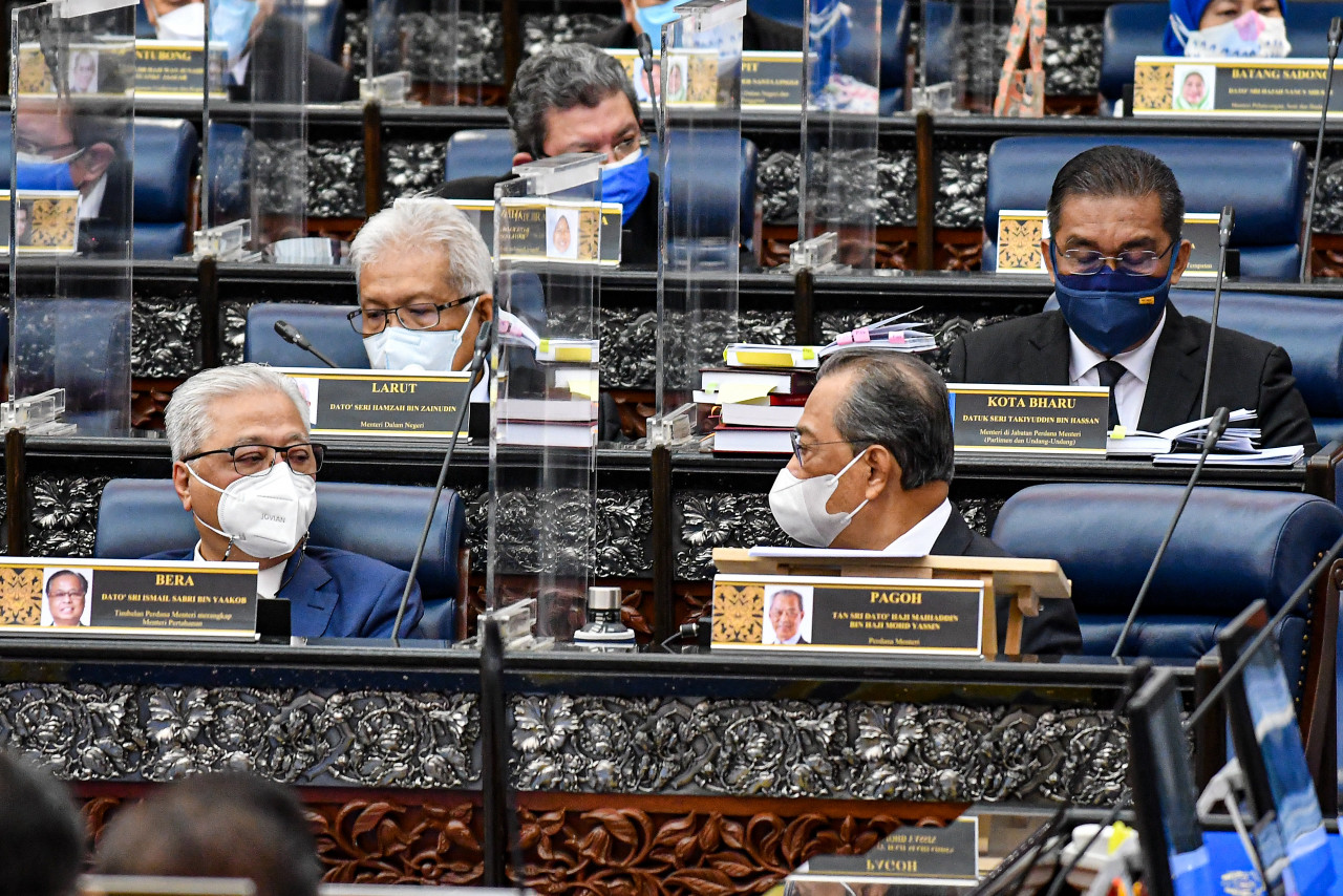 Datuk Seri Ismail Sabri Yaakob (left) and Tan Sri Muhyiddin Yassin in Parliament recently. Former Sabah chief minister Datuk Seri Salleh Said Keruak says the current prime minister can learn from his predecessor by not having a huge cabinet. – Information Dept pic, August 24, 2021