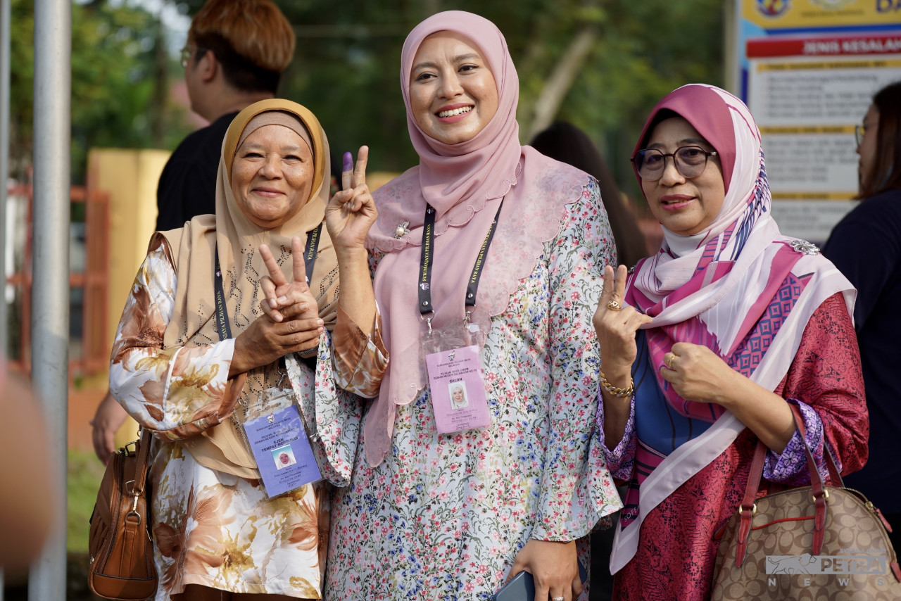 Pakatan Harapan’s candidate for Hulu Kelang, Juwairiya Zulkifli, poses for a photo after voting at the polling centre at SMK Taman Melawati. – SYADILA AMARI/The Vibes pic, August 12, 2023