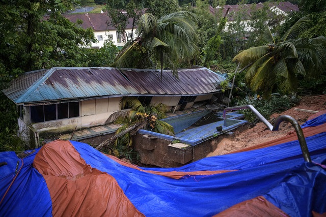 No casualties were reported in the Kemensah Heights landslide that occurred after a downpour on Friday night. – @bernamadotcom Twitter pic, September 19, 2021
