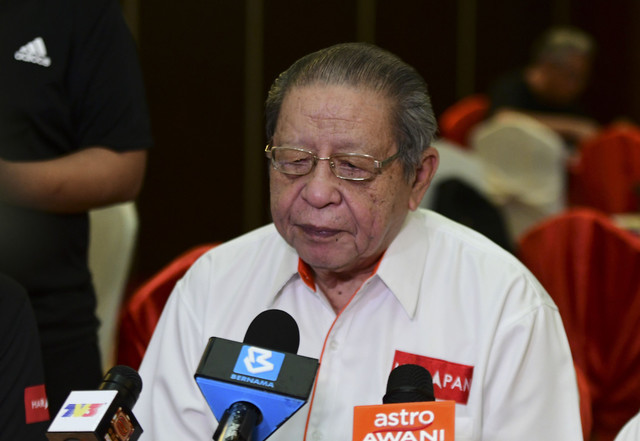 Former DAP chairman Lim Kit Siang says that although there is nothing to stop the prime minister from advising the Agong to dissolve Parliament after the tabling of Budget 2023, it would be wrong and a bad example of misusing his powers. – Bernama pic, September 9, 2022