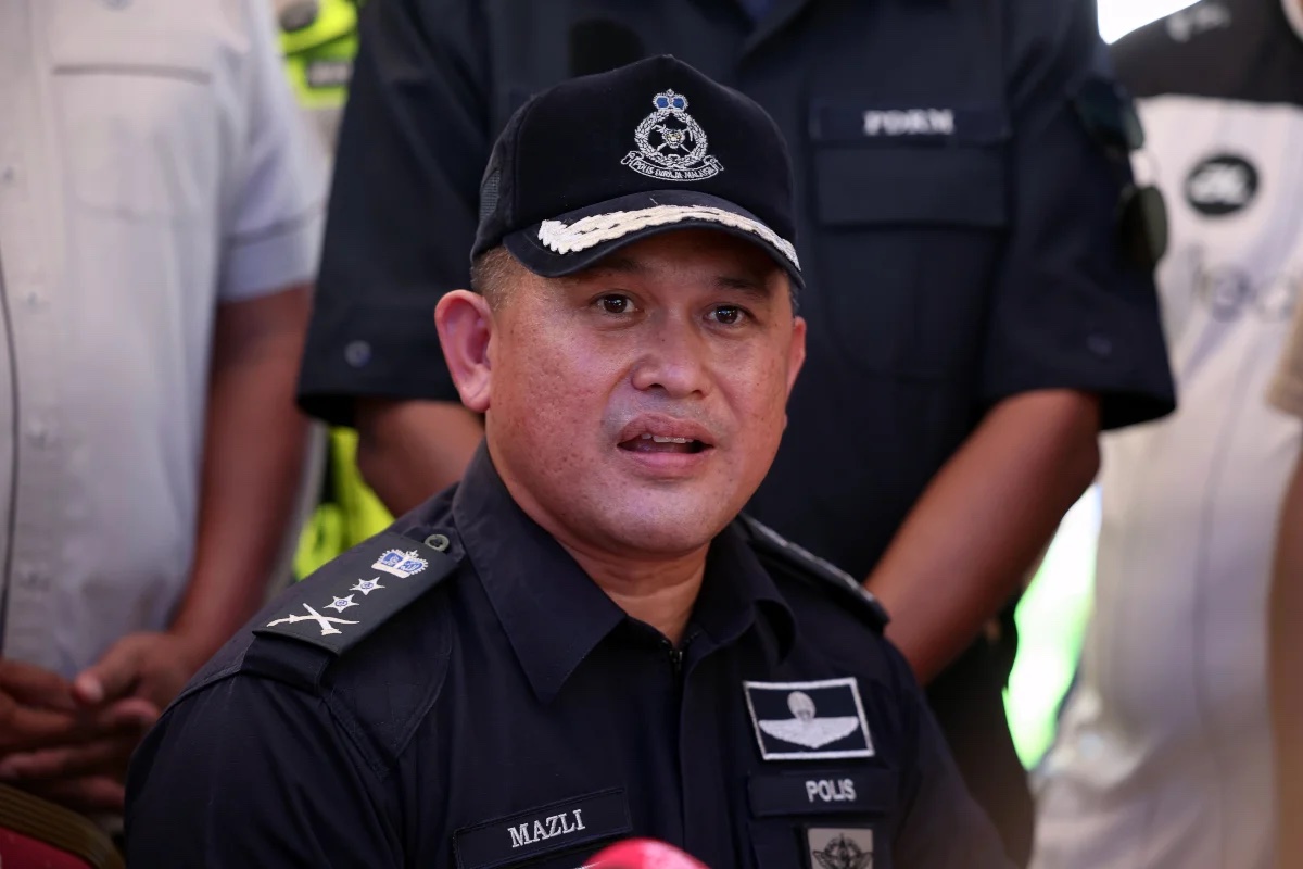 Getaran recently reported that ten individuals, nine of whom were a family from Felda Lepar Hilir, Kuantan, Pahang, and one man from Batu Pahat, Johor, were swept away by strong currents due to a flash flood incident at Jeram Air Putih. Terengganu police chief Datuk Mazli Mazlan (pic) confirms that the rescue team has found seven bodies so far. – Bernama pic, July 5, 2023