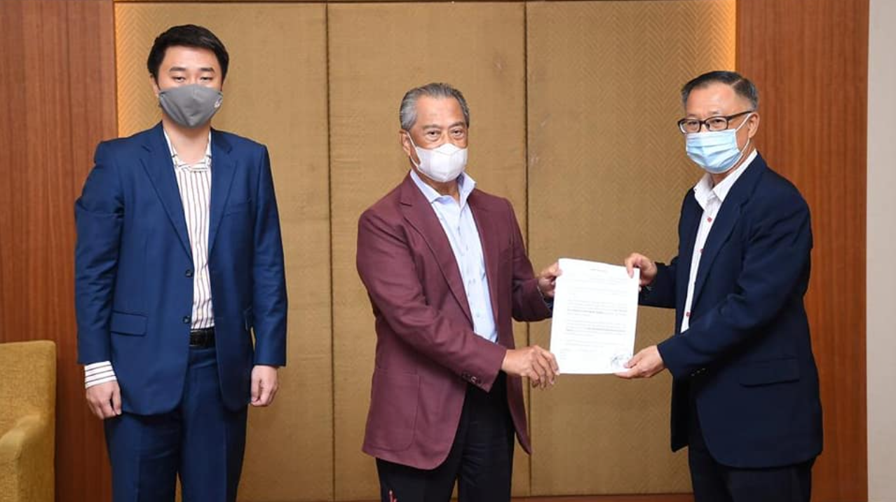 Recent PKR lawmaker defections, like that of Julau MP Larry Sng (left) and Tebrau MP Steven Choong (right), could strengthen the party, says UM’s Prof Awang Azman Awang Pawi. – Facebook pic, March 15, 2021