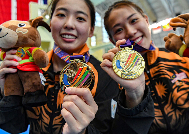 National diver Ng Yan Yee (right) says she will only be taking a day off for the Chinese New Year celebrations before plunging back into training right after. – Bernama pic, January 22, 2023