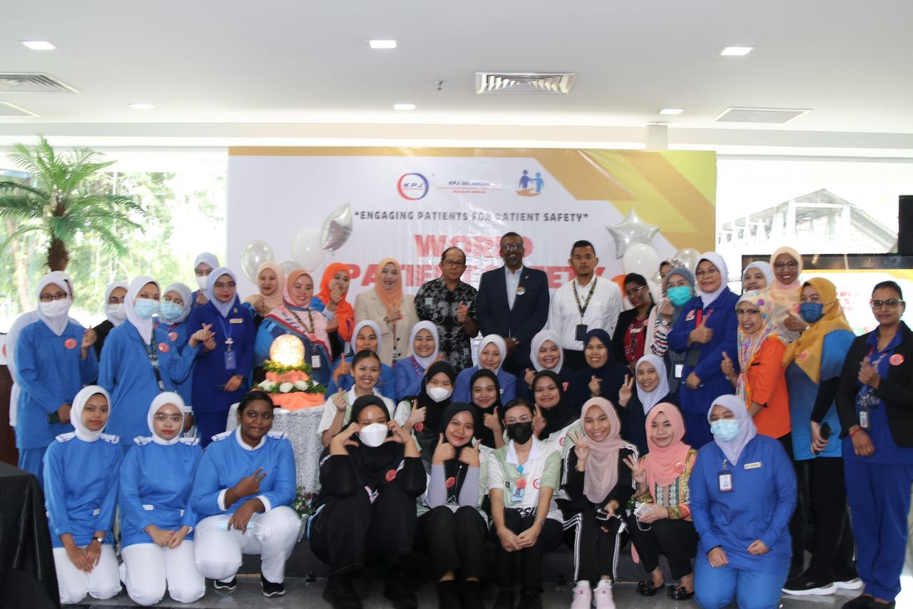 Staff from all departments with patients at KPJ Selangor in Shah Alam. – Pic courtesy of KPJ Hospitals