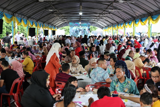 Datuk Seri Anwar Ibrahim says that the Malaysia Madani open houses provided the space and opportunity for members of the unity government to meet the people. – Bernama pic, May 6, 2023