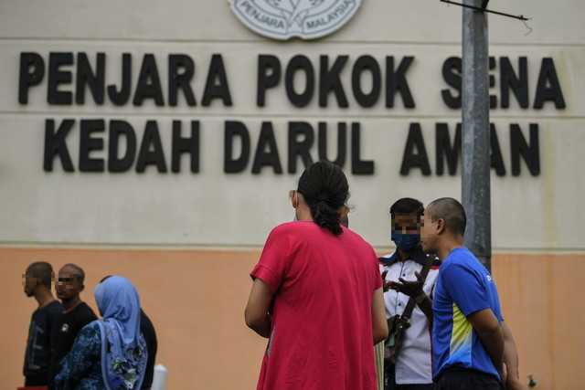 Zaki was among 44 prisoners who were released from the prison on Merdeka eve on good behaviour. – Bernama pic, August 31, 2023