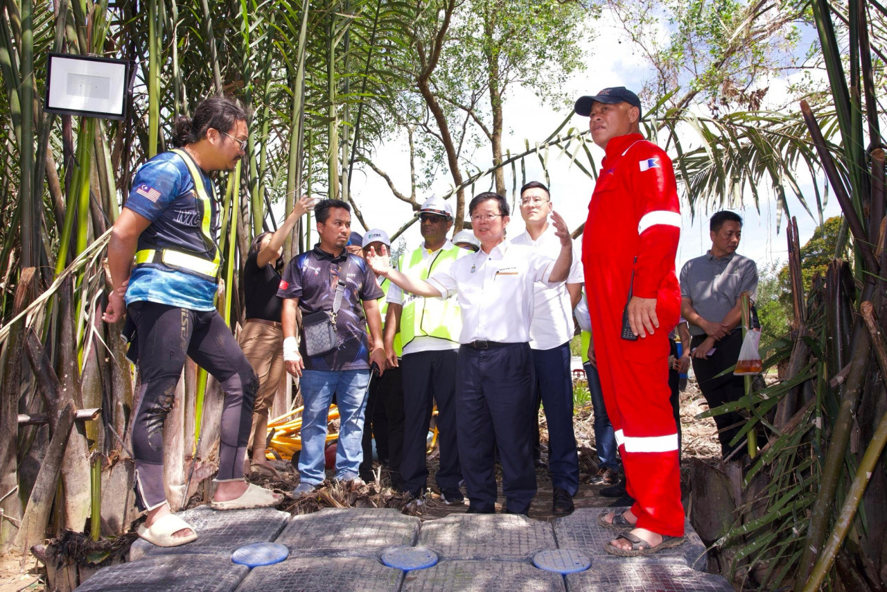 Chief Minister Chow Kon Yeow (centre) discusses with PBAPP officials involved in upgrading works during a monitoring stopover. With him are PBAPP CEO K Pathmanathan (left of Chow) and state executive councillor Zairil Khir Johari (right of Chow) – IAN MCINTYRE/The Vibes pic, January 10, 2024 