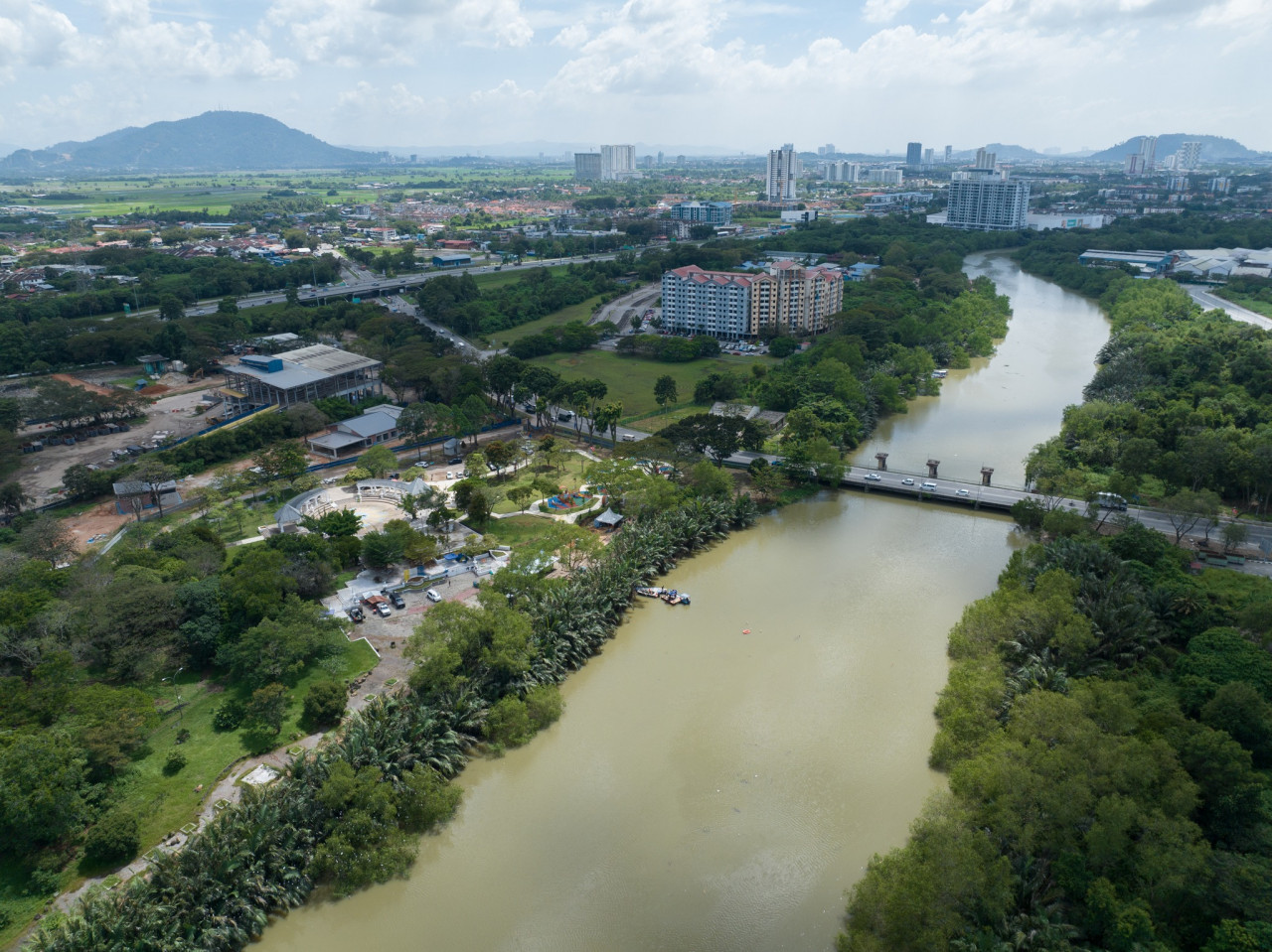 The Sg Perai river where repair works are taking place on a ruptured waterpipe along the riverbed – Pic courtesy of Buletin Mutiara, January 10, 2024. 