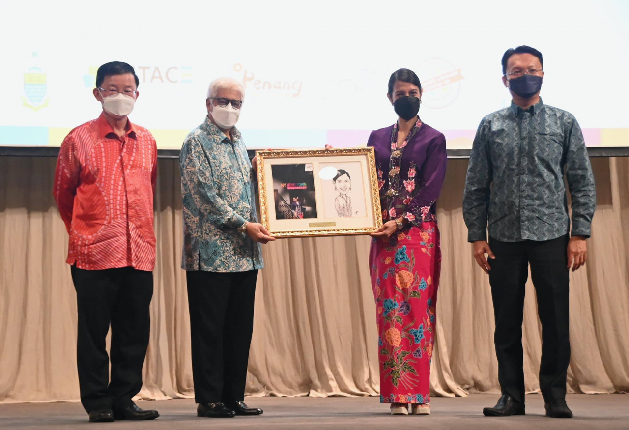Nicol David (second from right) presents a memento of caricatures to Penang governor Tun Ahmad Fuzi Abdul Razak, while Penang Chief Minister Chow Kon Yeow (left) and state exco Yeoh Soon Hin (right) look on. – The Vibes pic, December 24, 2021