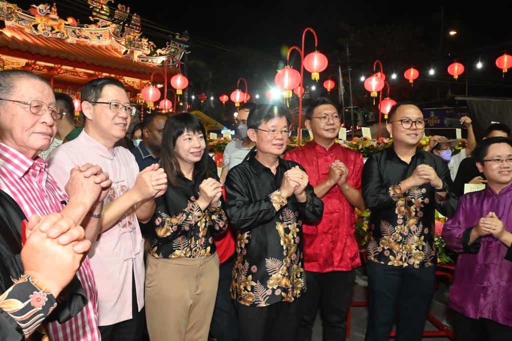 (From left) DAP veteran Lim Kit Siang, chairman Lim Guan Eng, Tanjong MP Lim Hui Ying, Penang Chief Minister Chow Kon Yeow, as well as other DAP leaders attend the Jade Emperor’s birthday festivities at the Chew Jetty in Penang. – IAN MCINTYRE/The Vibes pic, February 1, 2023